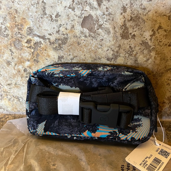 Lululemon Mini Belt Bag NWT - Picture 4 of 9